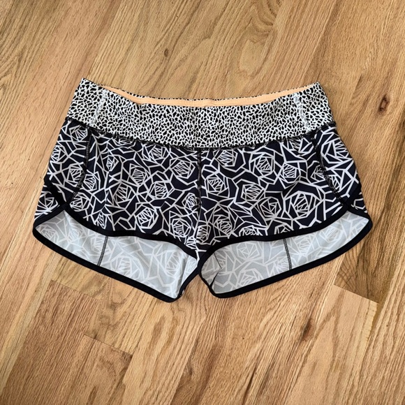 Lululemon Speed Short Posey Black White / Miss Mosaic Black / Black Size 8 - Picture 1 of 8